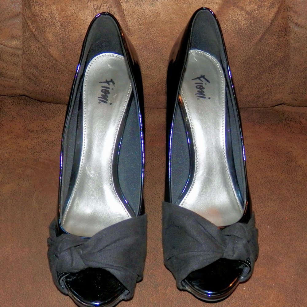 Fiomi Womens BLACK PATENT  Peep Toe Slip On  Pump Heels Size 8.5 * LIKE NEW *